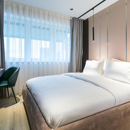 Emery Hotel Pristina Exteriör bild