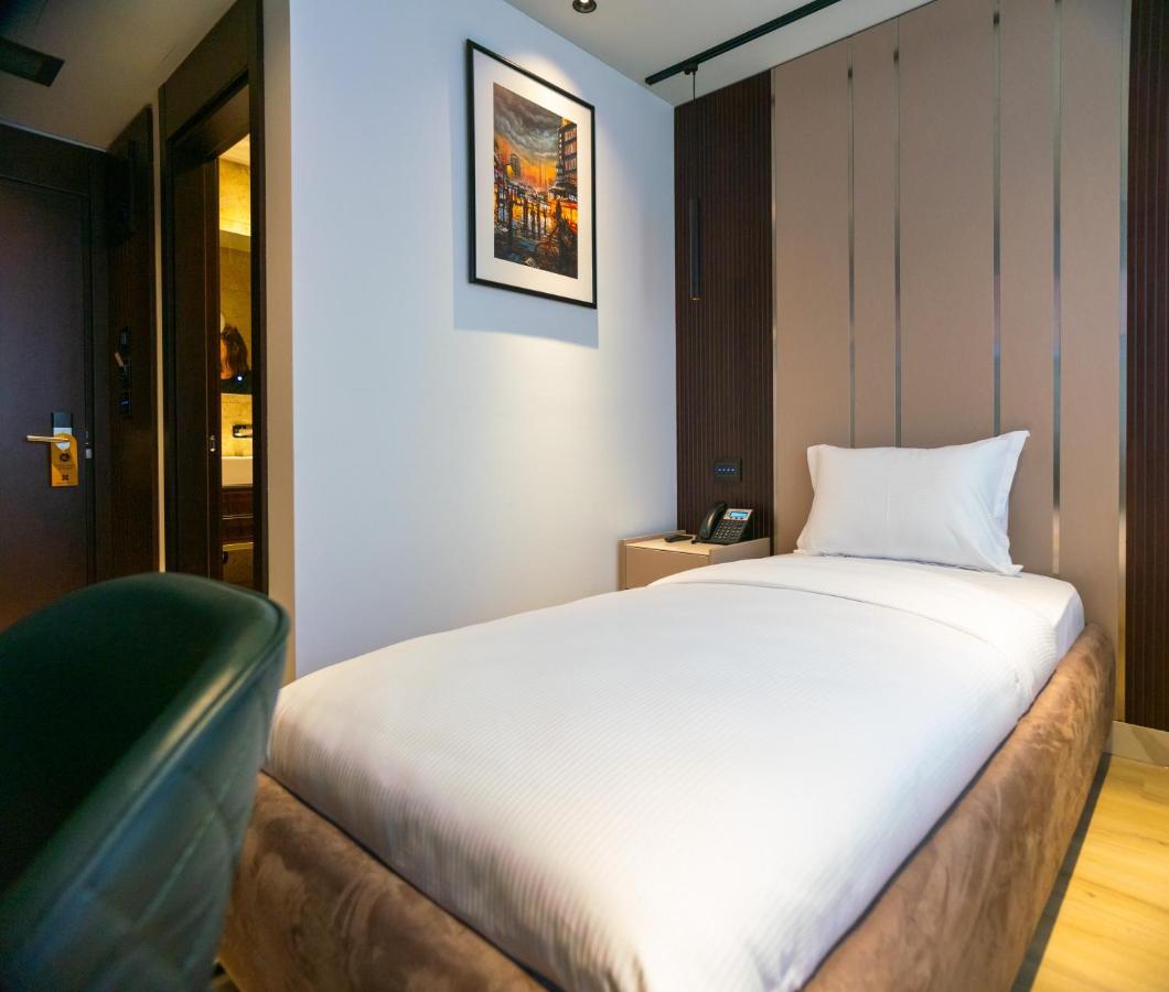 Emery Hotel Pristina Exteriör bild
