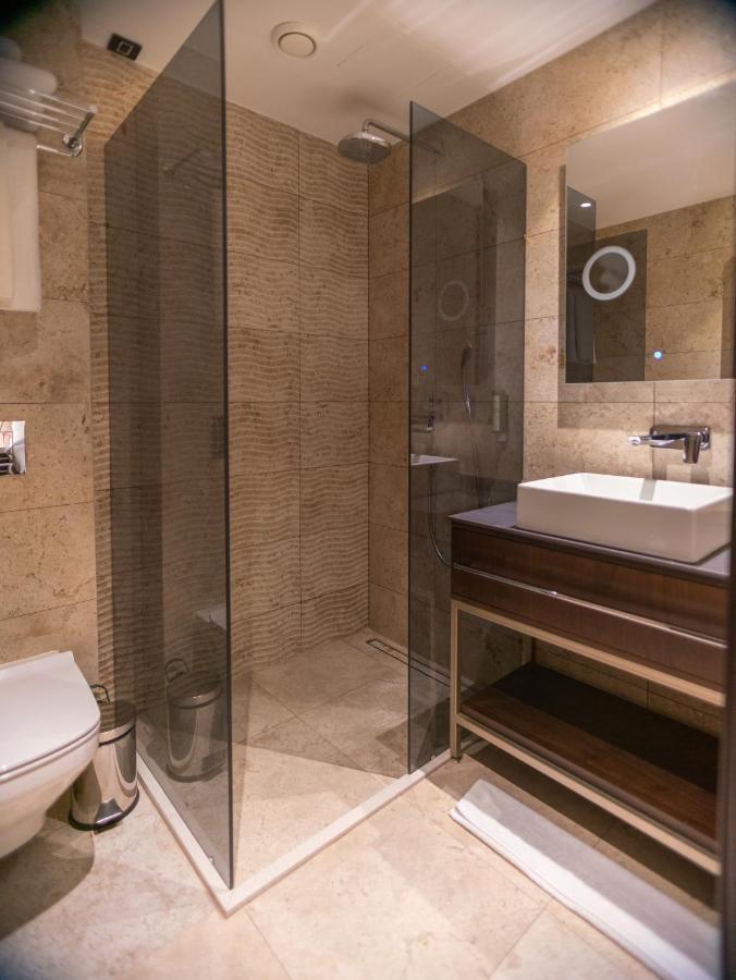 Emery Hotel Pristina Exteriör bild