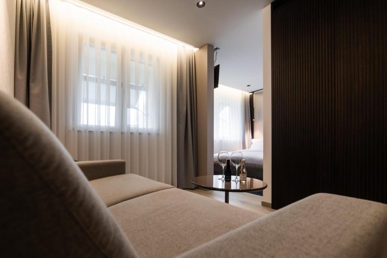 Emery Hotel Pristina Exteriör bild
