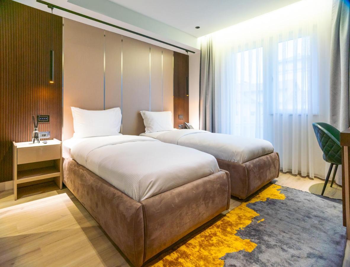 Emery Hotel Pristina Exteriör bild