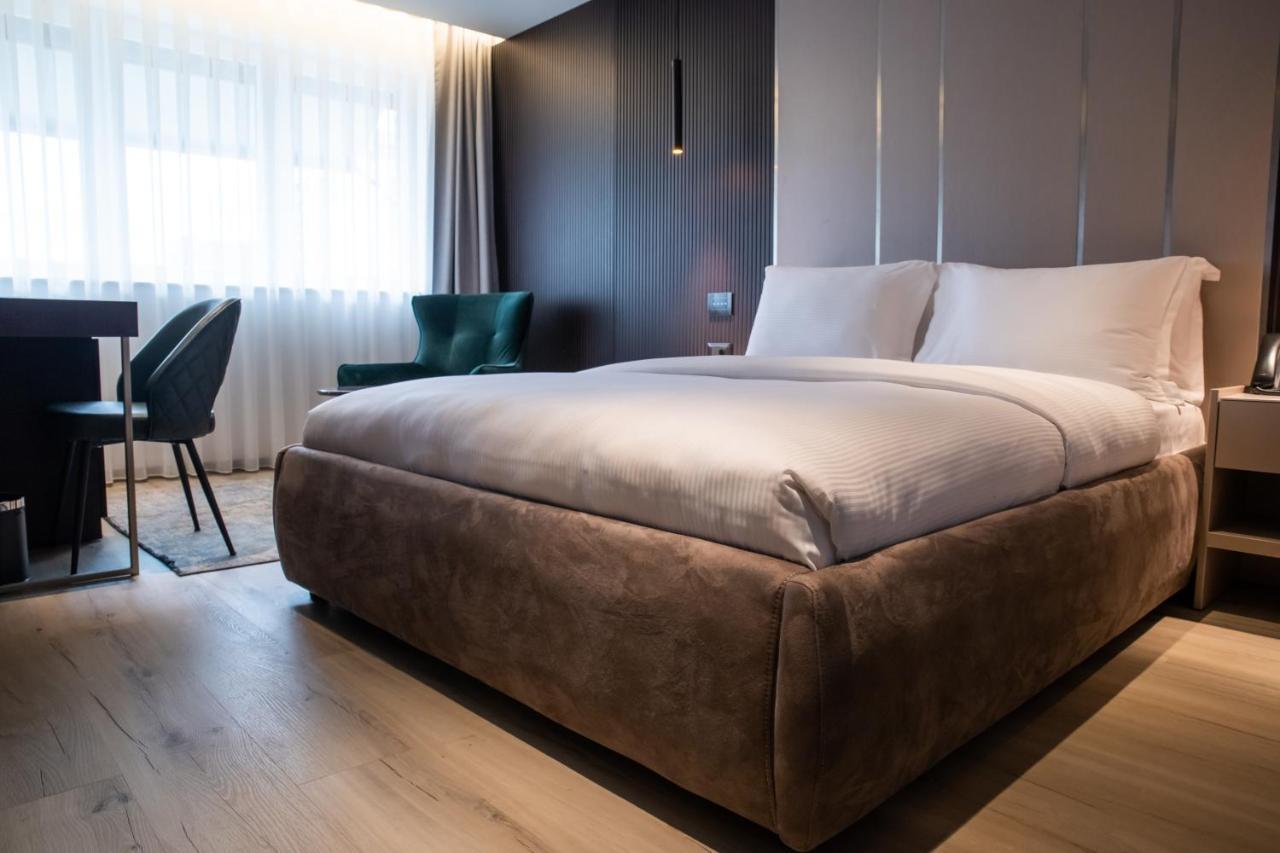 Emery Hotel Pristina Exteriör bild