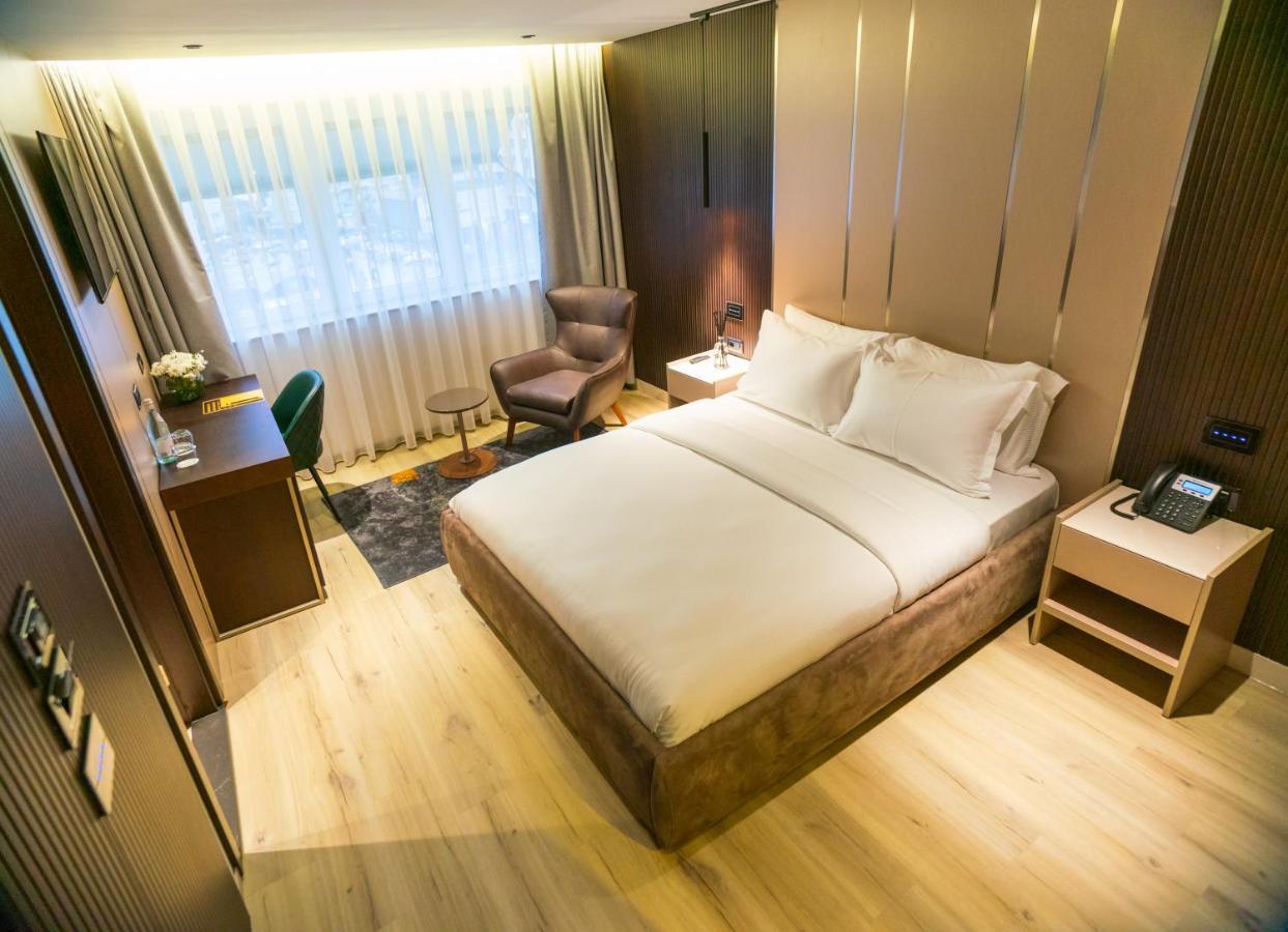 Emery Hotel Pristina Exteriör bild