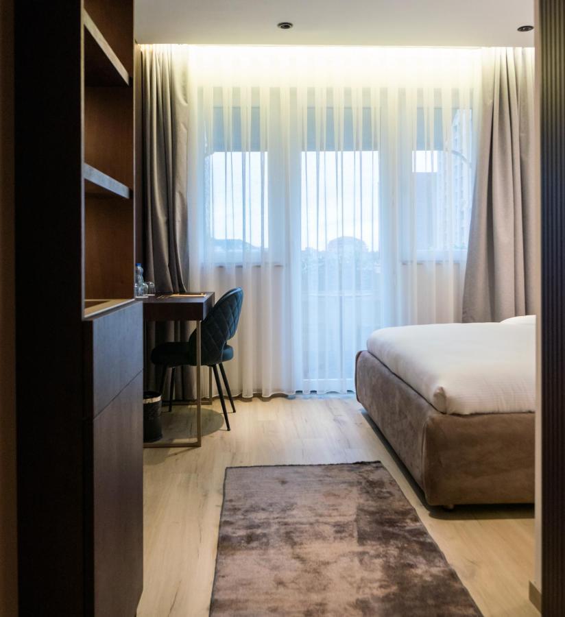 Emery Hotel Pristina Exteriör bild