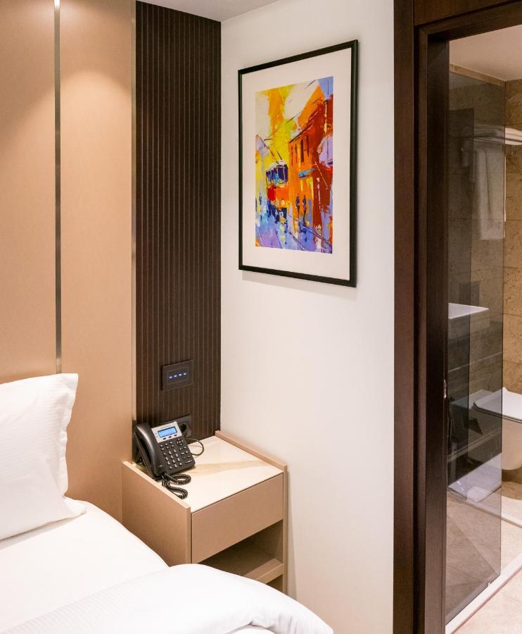 Emery Hotel Pristina Exteriör bild