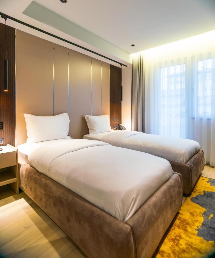 Emery Hotel Pristina Exteriör bild