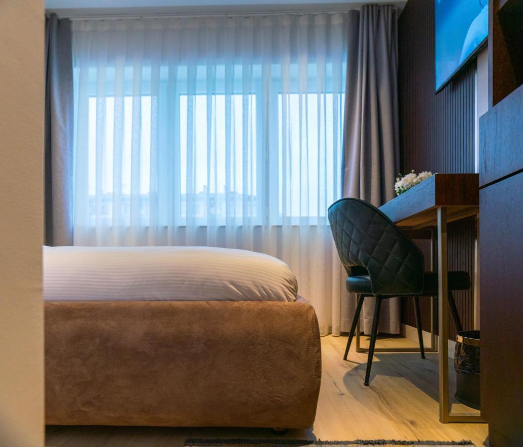 Emery Hotel Pristina Exteriör bild