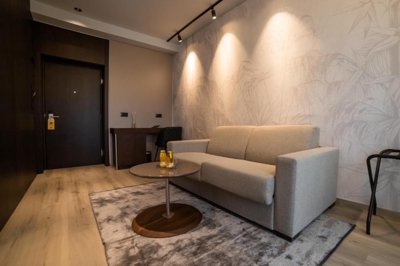 Emery Hotel Pristina Exteriör bild