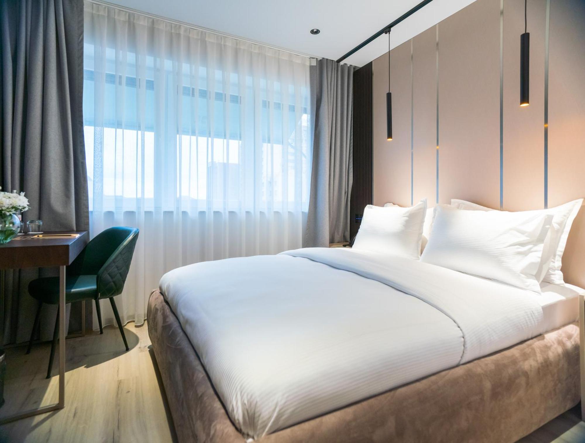 Emery Hotel Pristina Exteriör bild