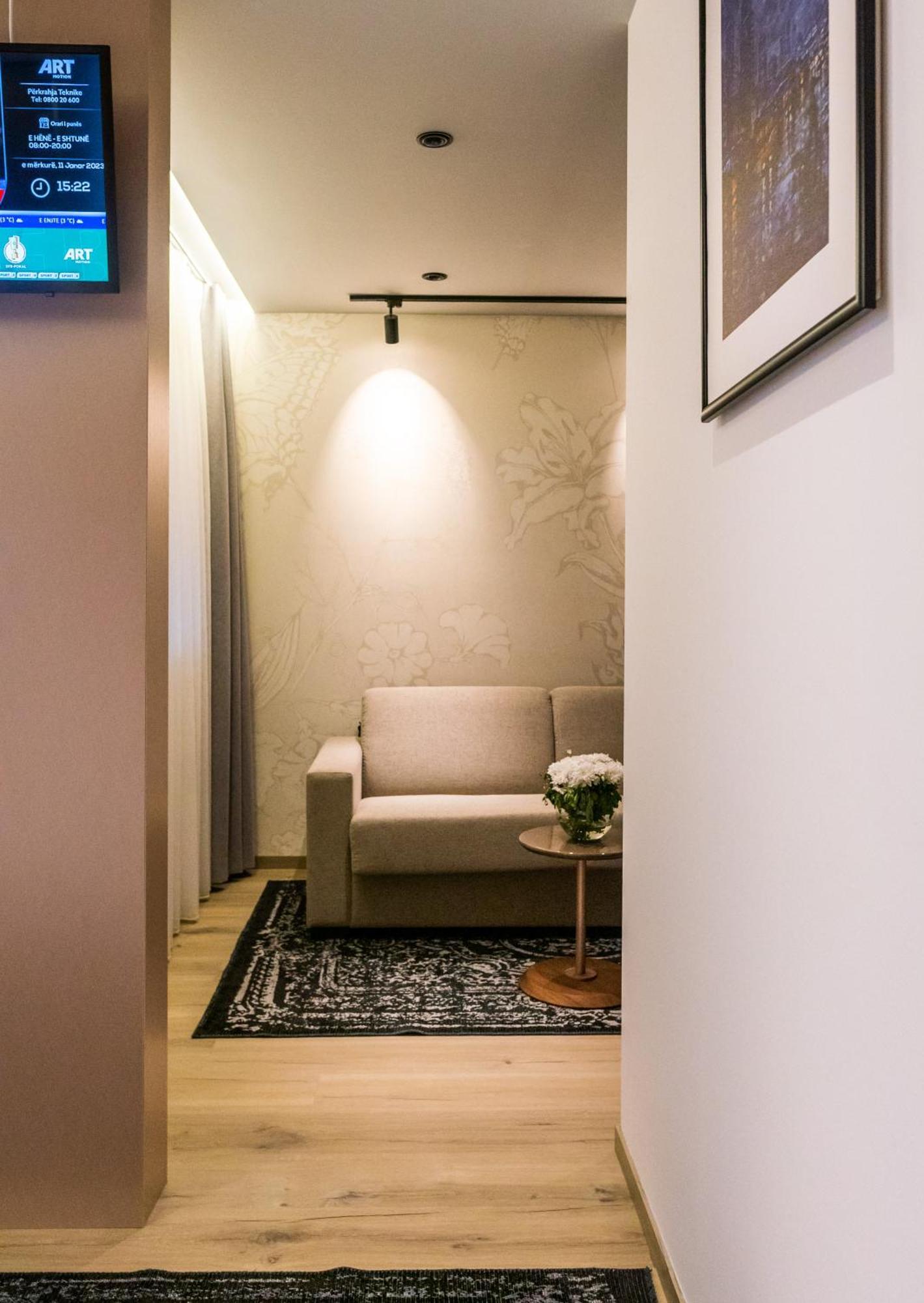 Emery Hotel Pristina Exteriör bild