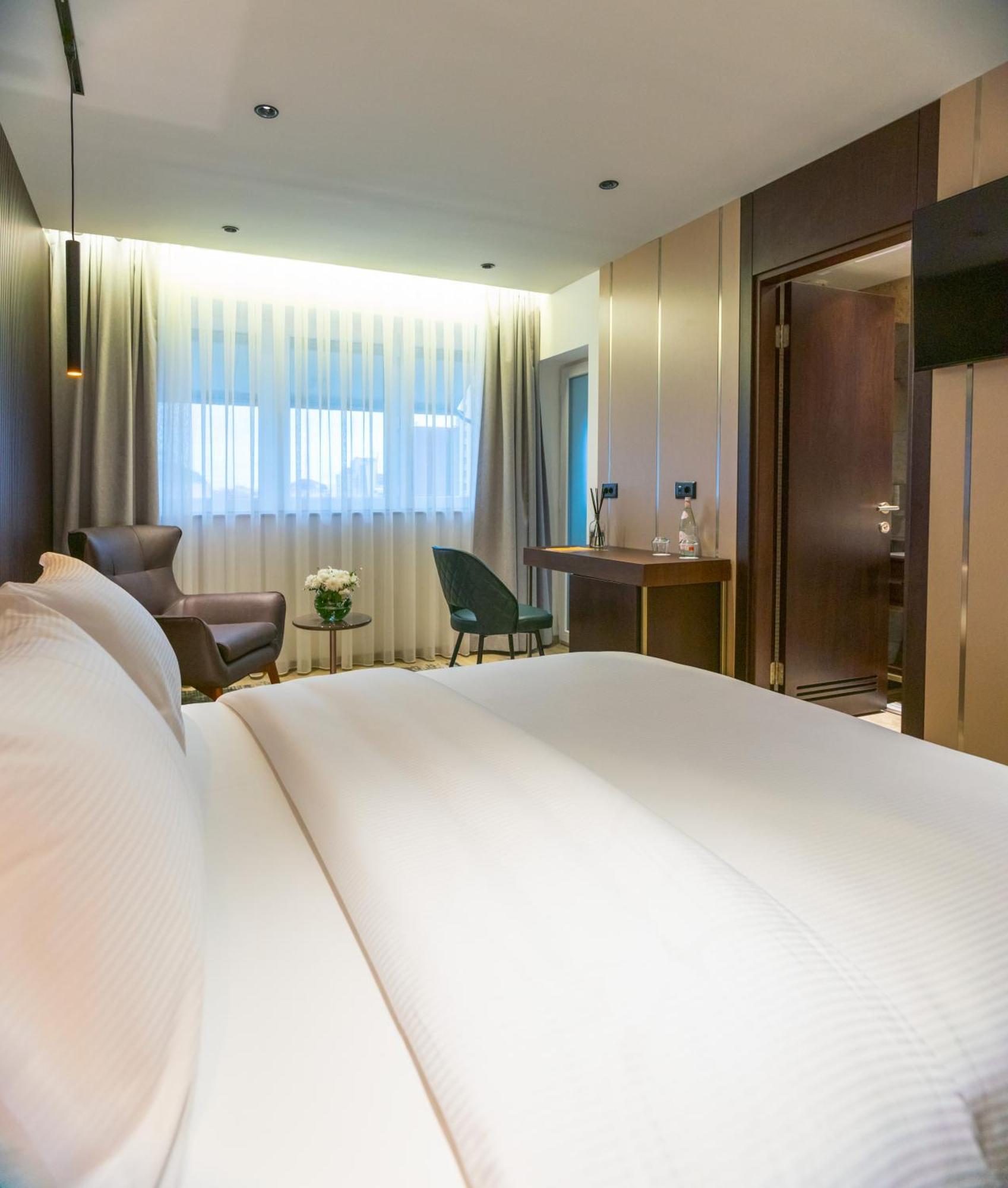 Emery Hotel Pristina Exteriör bild